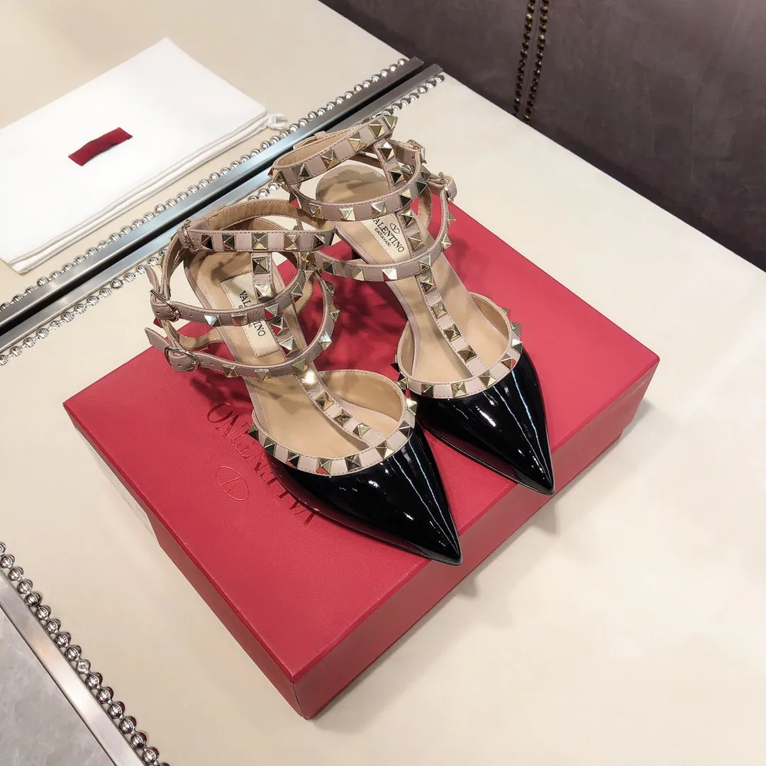 👟👟Ex-factory price 560👟👟 Women's shoes, women's clothing Valentino/Valentino rivets VT classic! Purchase the original version and get a 1:1 top-quality replica! Exquisite hawk beak toe, perfect side arc, original molded custom-made rust-free rivets, one-piece injection molded midsole, and Italian-imported Grade A leather outsole, giving you a genuine foot feel! The first choice for high-end customers to purchase ❤️ [Material] 👑 Upper: top imported cow patent leather/fetal cow leather 👑 Inner lining: original imported mixed goat leather 👑 Outsole: Italian A-grade genuine leather outsole [Color] Full range of 9⃣️ colors ▪️ Patent leather 7 colors: black, white, nude, red, pink, taro purple, light blue ▪️ Fetal cow leather 2 colors: black, haze blue [Heel height]▪️Flat bottom without straps ▪️Flat bottom with straps ▪️6.5cm three-strap mid heel ▪️8.5cm two-strap high heel [Number of yards] 35-39 [34, 40 41 42 customized and non-returnable] [Packaging] 🎁 Equipped with original packaging